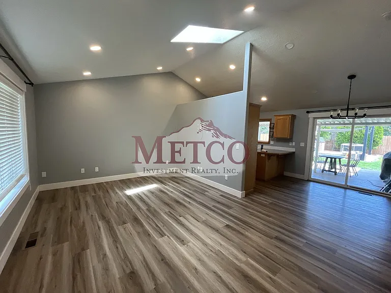 536 Creswood Dr — Photo 2