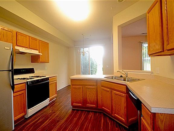 3rd image of 3319 Bromley Ln