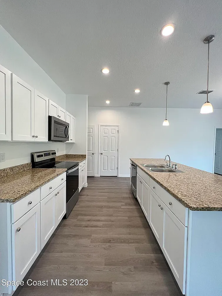 4 bed, 1724 sqft, $2,200 — Photo 3
