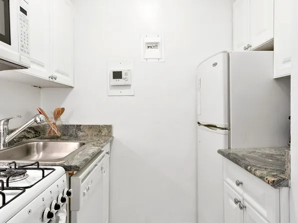 321 East 45th Street image 1 of 4