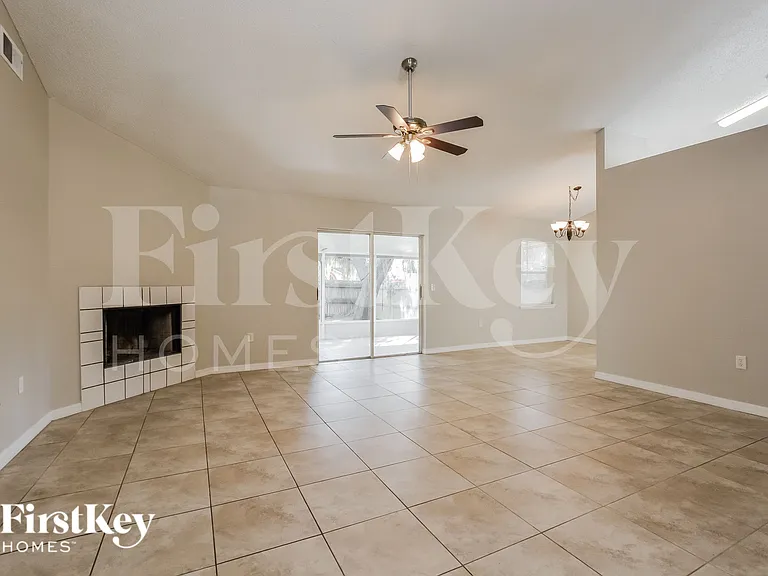 3414 Cove Ct W — Photo 3