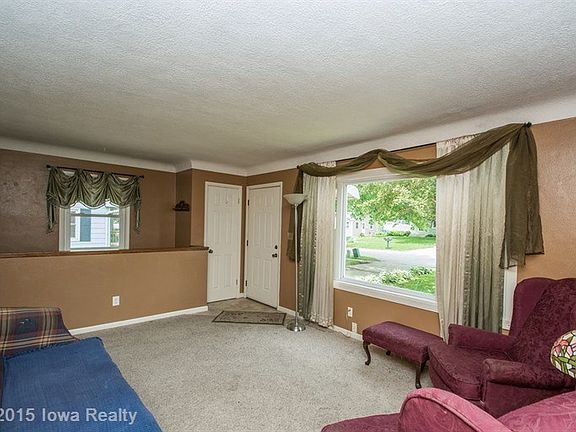 3rd image of 909 E Detroit Ave