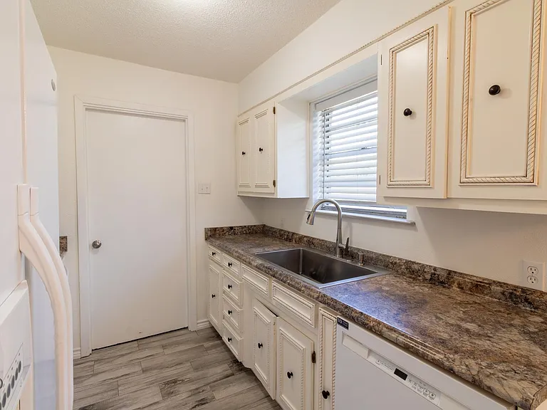 1020 Foley Ave — Photo 9