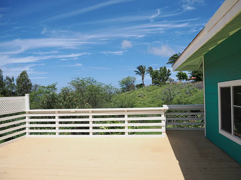 Outdoor uncovered upper deck