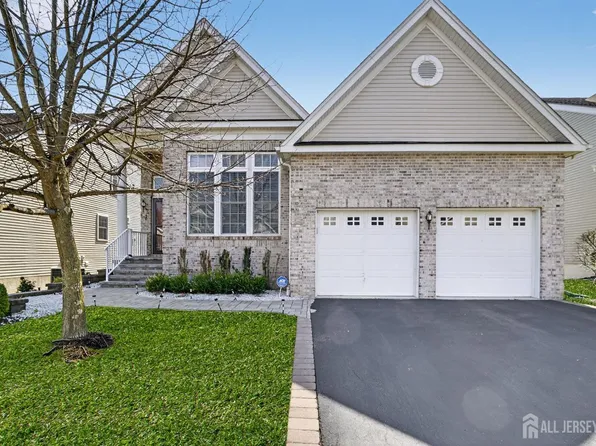 6 Inverness Dr, Kendall Park, NJ 08824