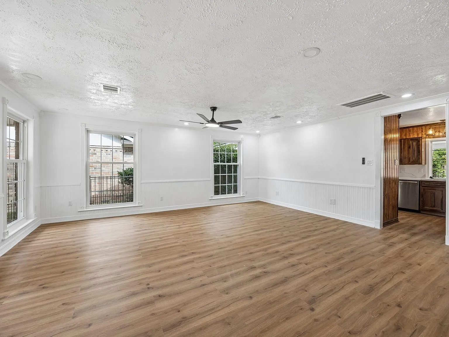 4 bed, 2.0 bath, 2112 sqft, $2,200 — Photo 2