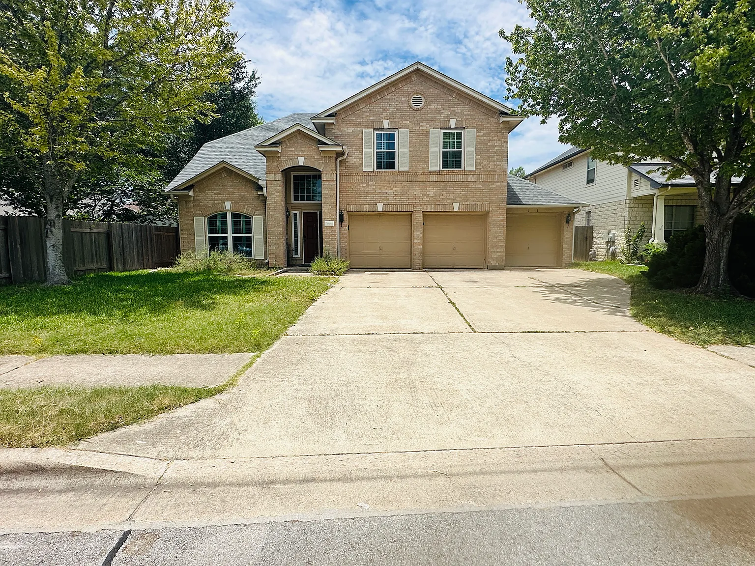 4 bed, 2.5 bath, 2465 sqft, $2,400 — Photo 2