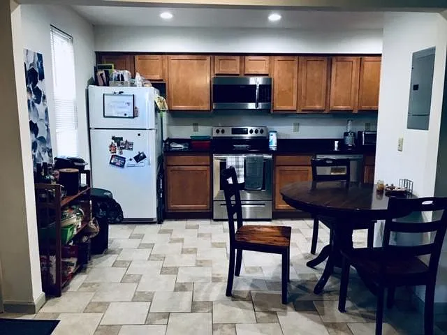 3 bed, 900 sqft, $1,410 — Photo 2