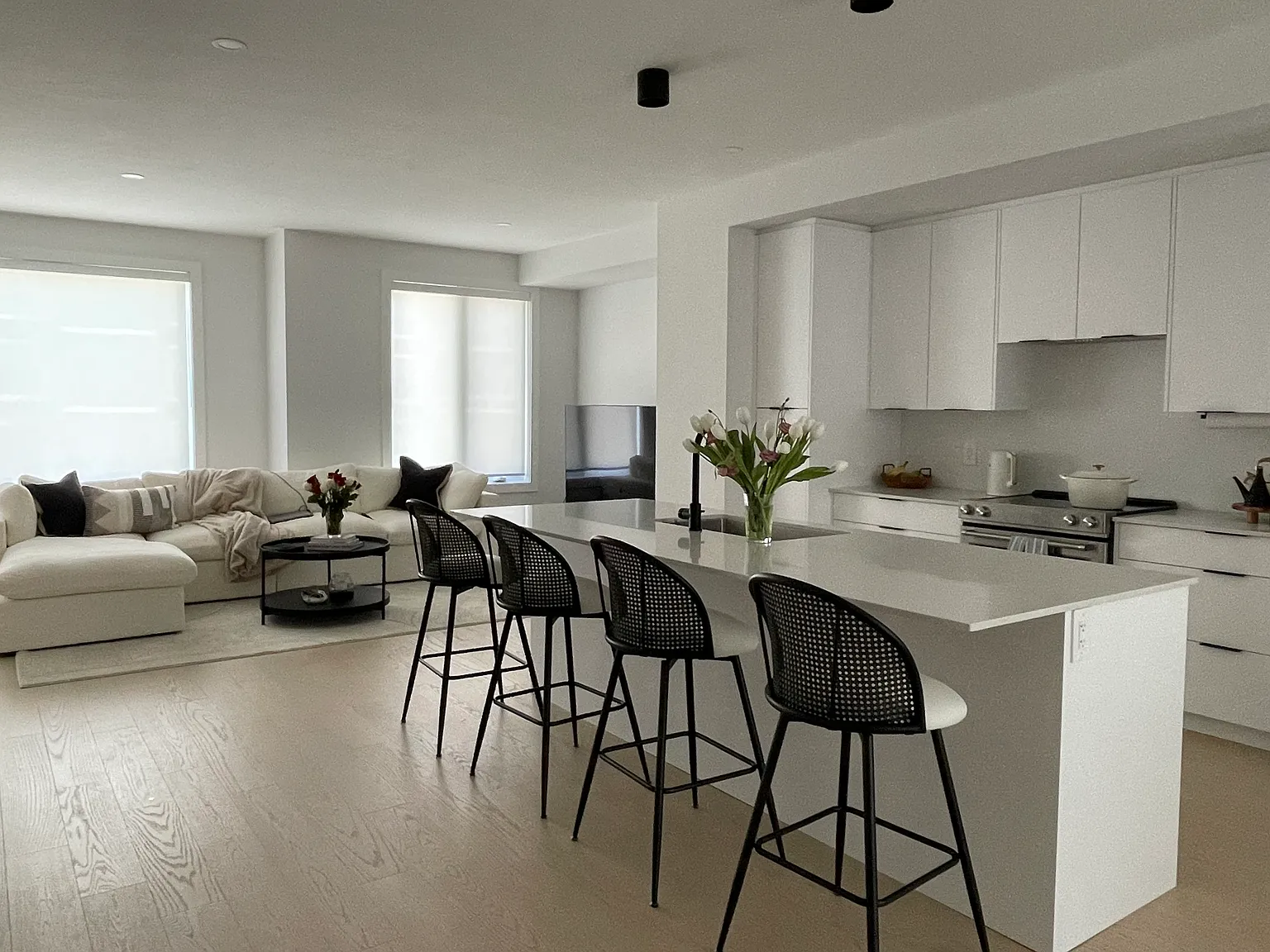4 bed, 2300 sqft, $3,200 — Photo 4
