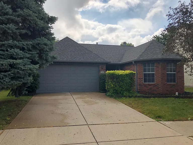 151 Stoneybrook Dr — Photo 1