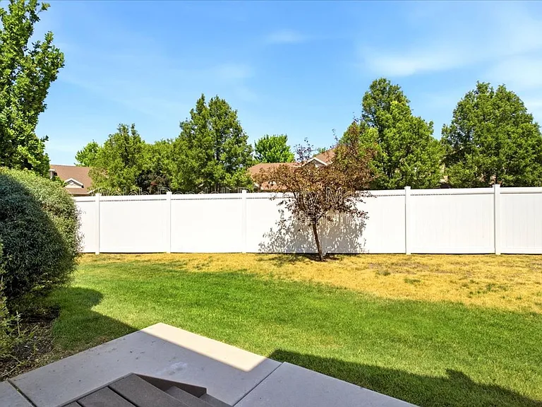 672 E Clearwater Dr N — Photo 28