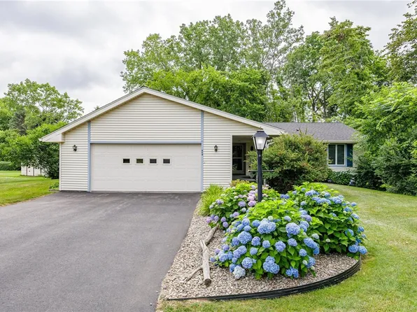 668 Willow Ln, Webster, NY 14580