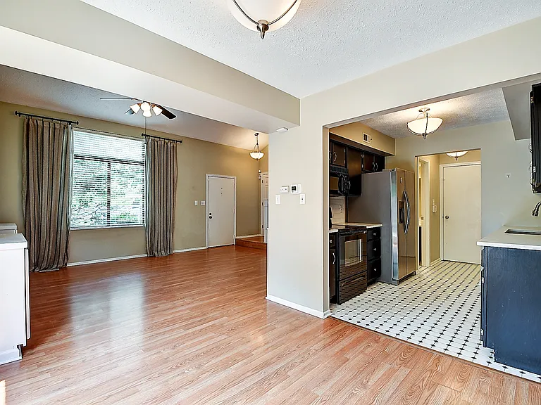 311 E Saint Clair St — Photo 8