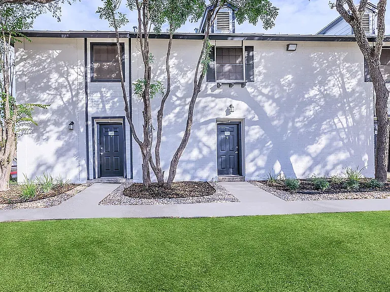 The Row Apartments — Photo 8