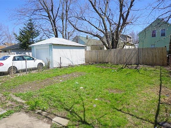 3rd image of 223 Roslyn St