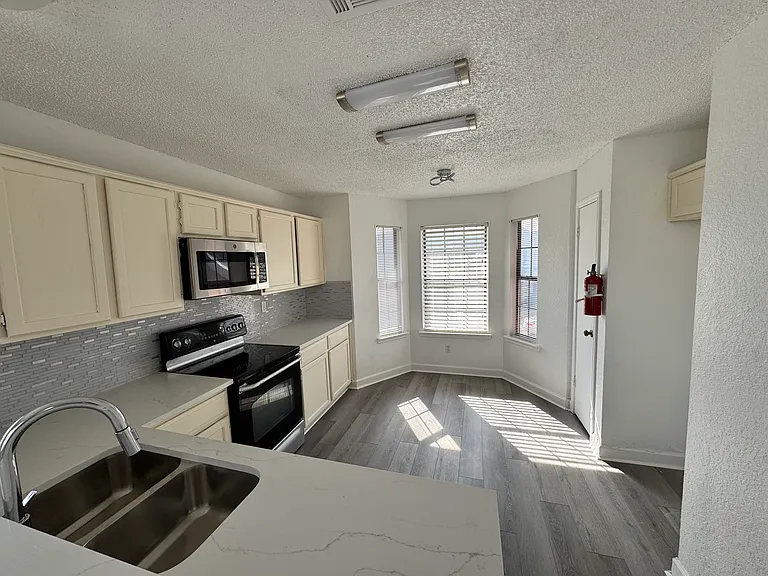781 Pierre Ln — Photo 32