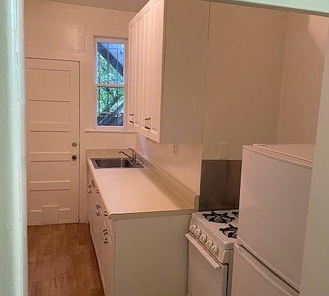 2nd image of 306B Carl St