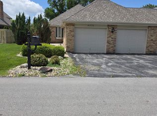 6216 Oak Hills Plz, Omaha, NE 68137