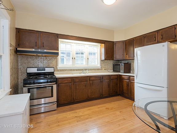 5th image of 4820 W Oakdale Ave