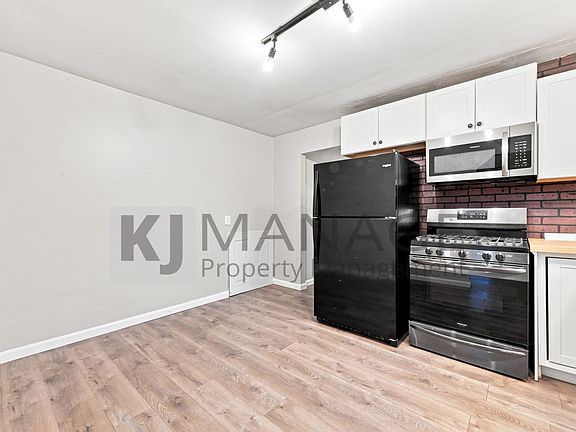 4th image of 8208 Oak St