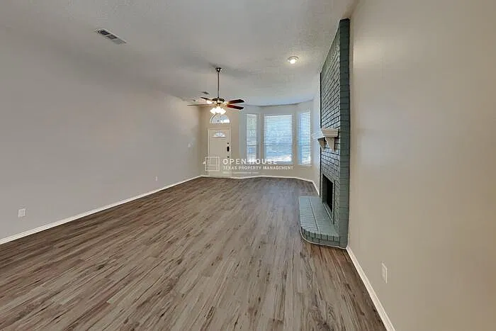 3 bed, 2.0 bath, 1858 sqft, $2,325 — Photo 4