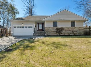 6 Saint George Road, Great Neck, NY 11021