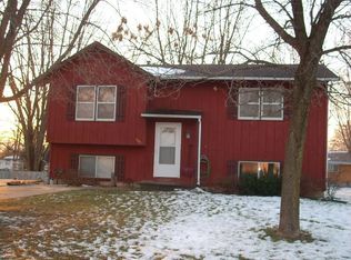 505 Maplewood Dr, Center Point, IA 52213