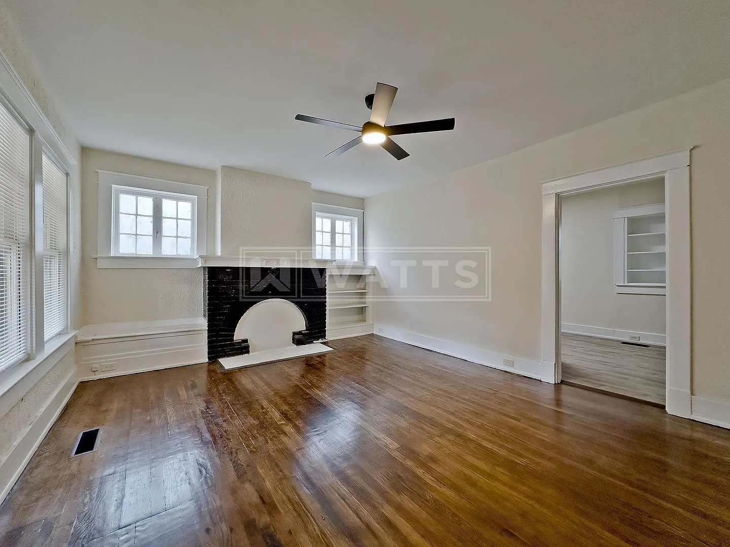 Charming 2-Bedroom Craftsman Bungalow in Woodlawn — Photo 3