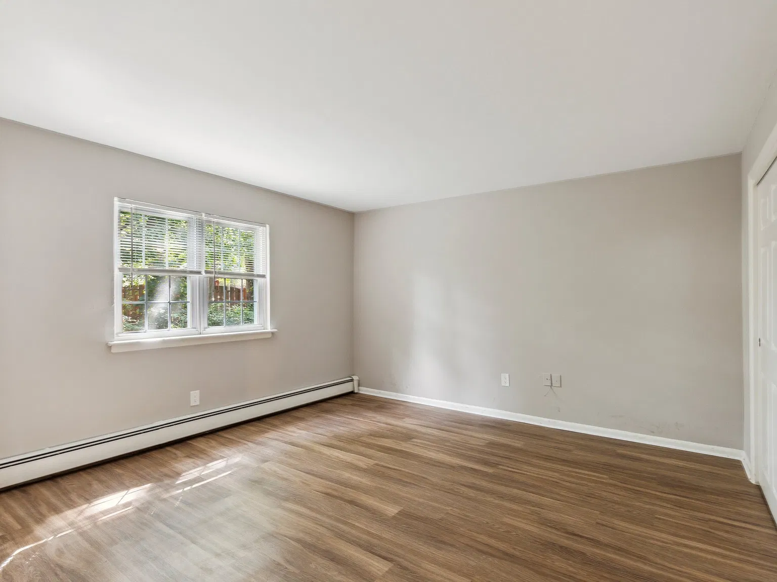 352 N York Rd — Photo 2
