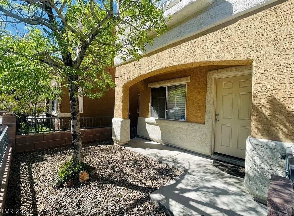 3 bed, 2.5 bath, 1372 sqft, $1,800 — Photo 4
