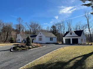 2 Smugglers Cv, Huntington, NY 11743