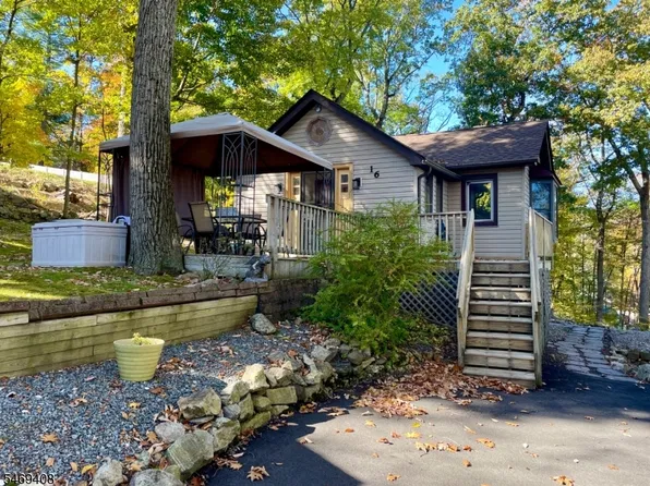 16 Lakeview Rd, Hopatcong Boro, NJ 07843