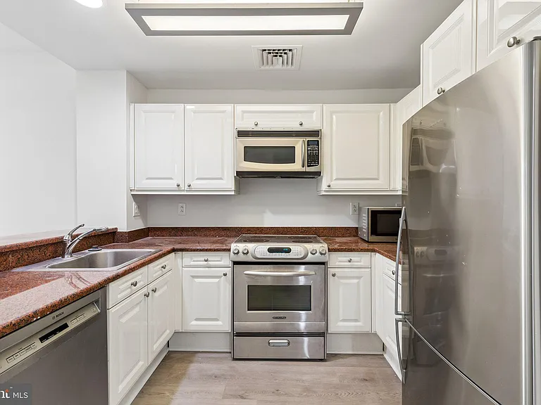 1500 Chestnut St #8G — Photo 7