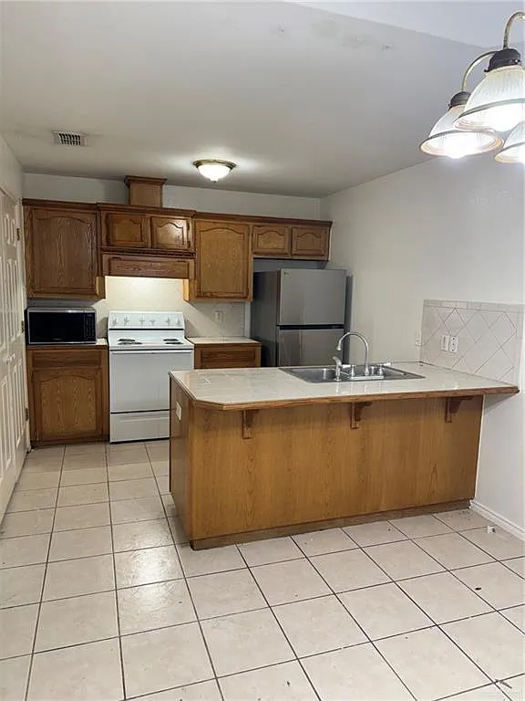 2 bed, 2.0 bath, 3808 sqft, $800 — Photo 3