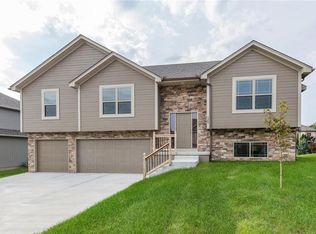 1301 NW Hickorywood Ct, Grain Valley, MO 64029