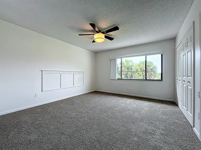 5381 Vineland Rd — Photo 8