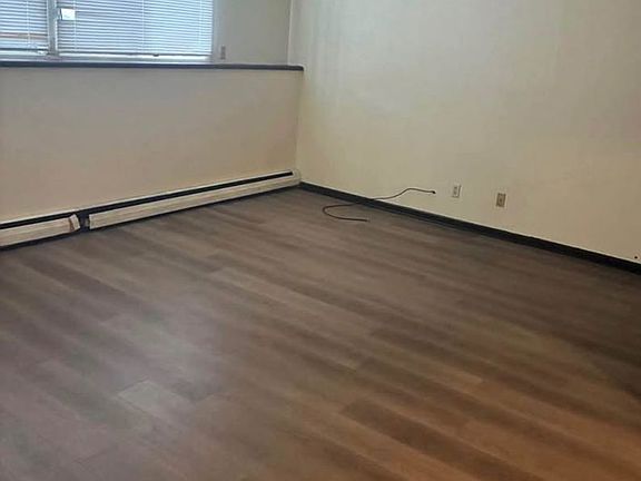 3rd image of 481 Sunset Dr