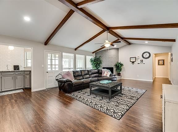 4th image of 2405 Oakwood Dr