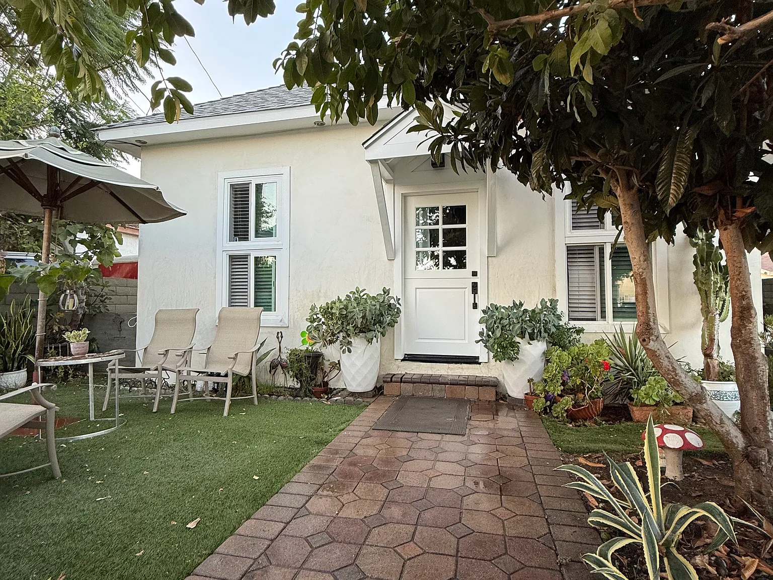 4 bed, 1.5 bath, 920 sqft, $4,000 — Photo 4