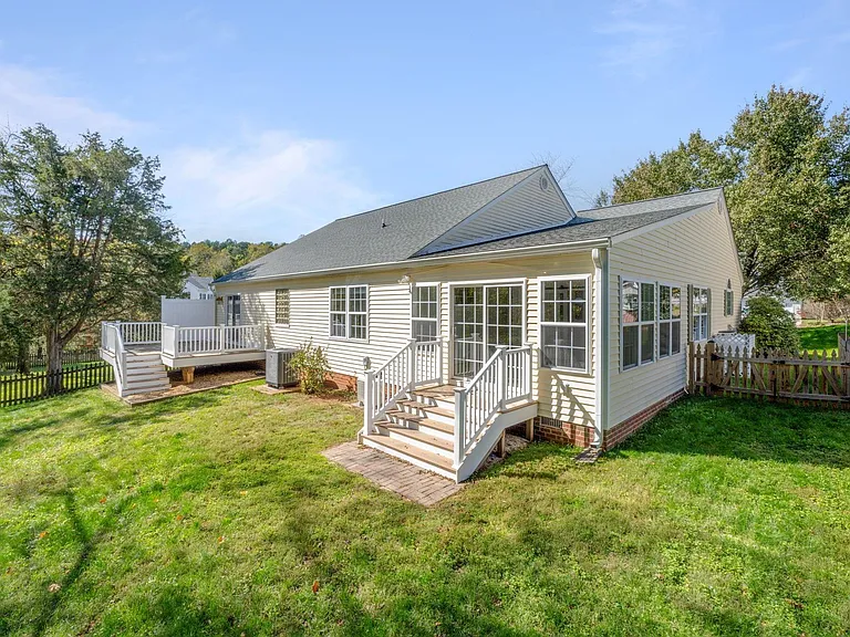 1081 Wintergreen Ln — Photo 48