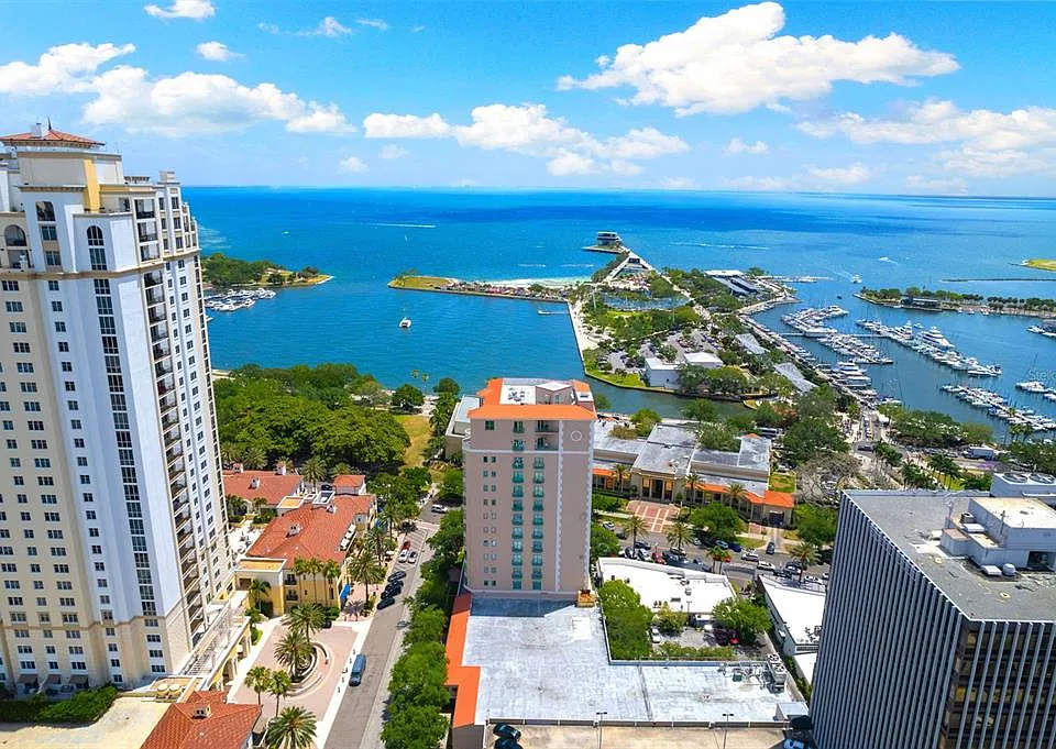 288 Beach Dr NE #9B