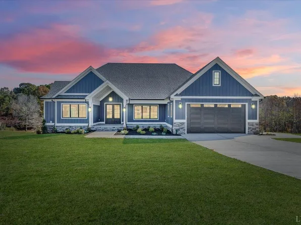 1092 Golf View Ct, Huddleston, VA 24104