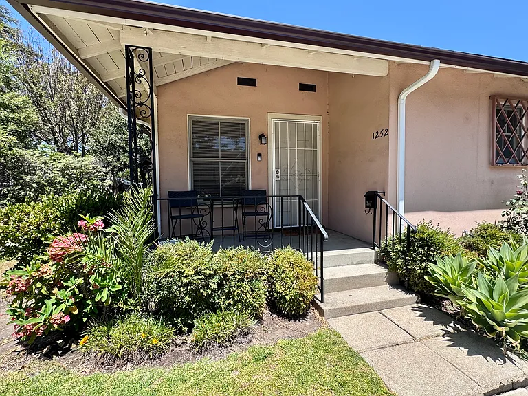 Outdoor/Front Porch