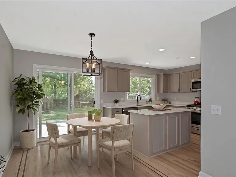 30W150 Foxboro Ct — Photo 8