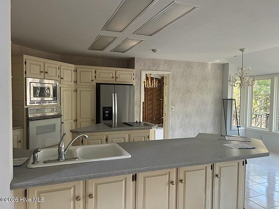 4th image of 1551 Linden Road