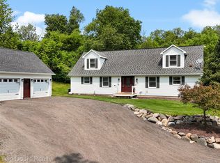 3040 Honey Bee Ln, Oxford, MI 48370