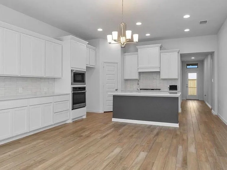 303 Eileen Dr — Photo 2