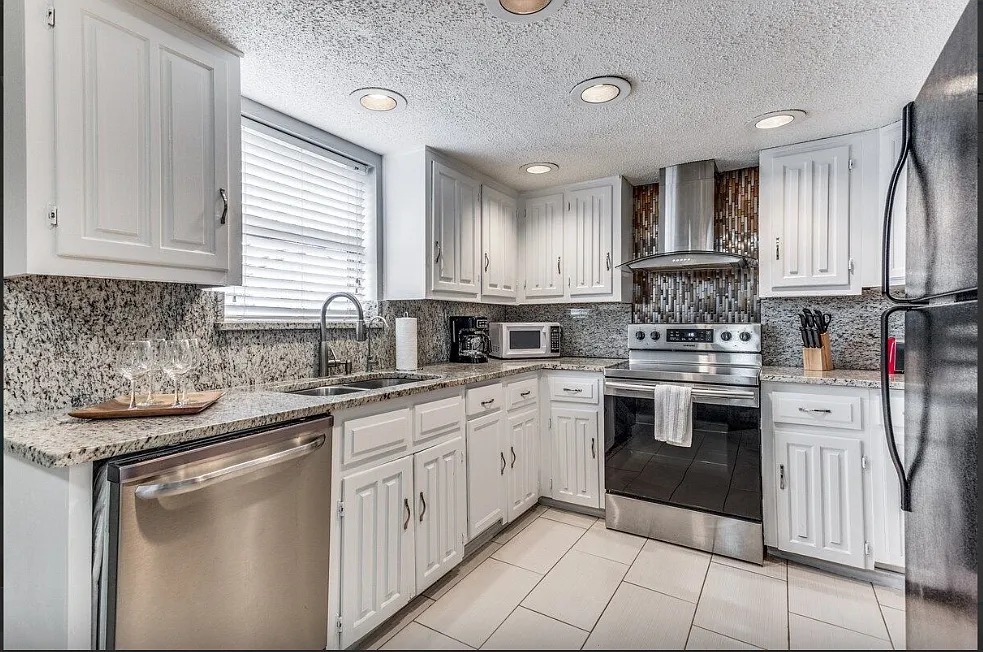5 bed, 2.5 bath, 2275 sqft, $5,000 — Photo 4