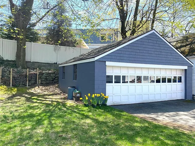 4 Morgan Ave — Photo 37