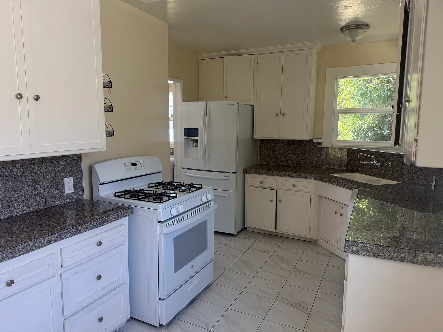 3 bed, 1453 sqft, $5,300 — Photo 3